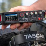 Grabador de campo TASCAM FR-AV4 de 4 canales con grabación en 32-Bit coma flotante, ideal para producciones audiovisuales en exteriores