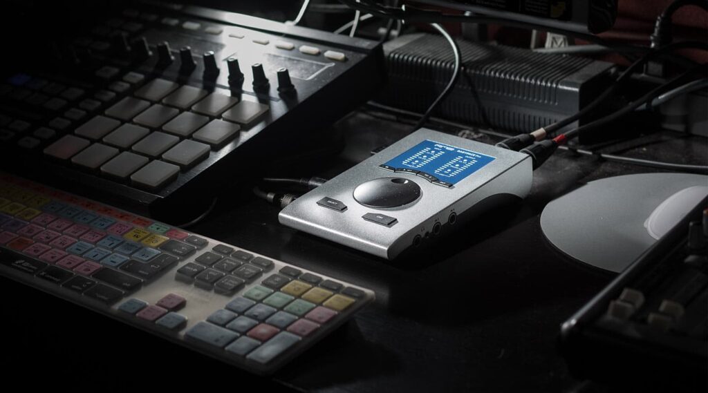 Interfaz de audio RME Babyface Pro FS conectada en un estudio profesional junto a un teclado y controlador MIDI.