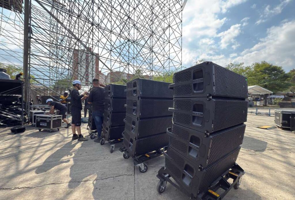 Técnicos preparando sistemas ARA de Das Audio durante el montaje del Festival Petronio Álvarez 2025 en Cali.