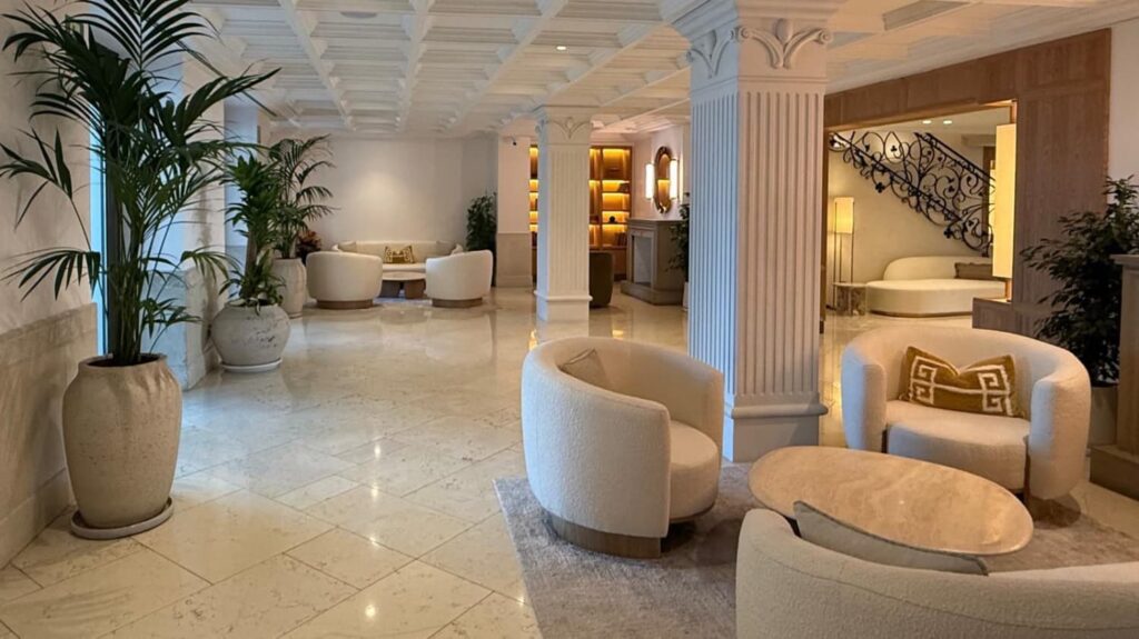 Lobby del Hotel METT Barcelona con diseño elegante y sistema de sonorización Bose Professional que ofrece un sonido cálido y envolvente.