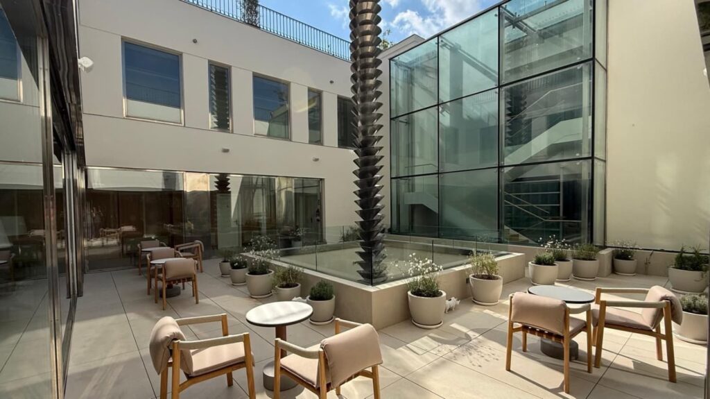 Terraza interior del Hotel METT Barcelona con altavoces Bose Professional que proporcionan cobertura sonora uniforme en zonas comunes.