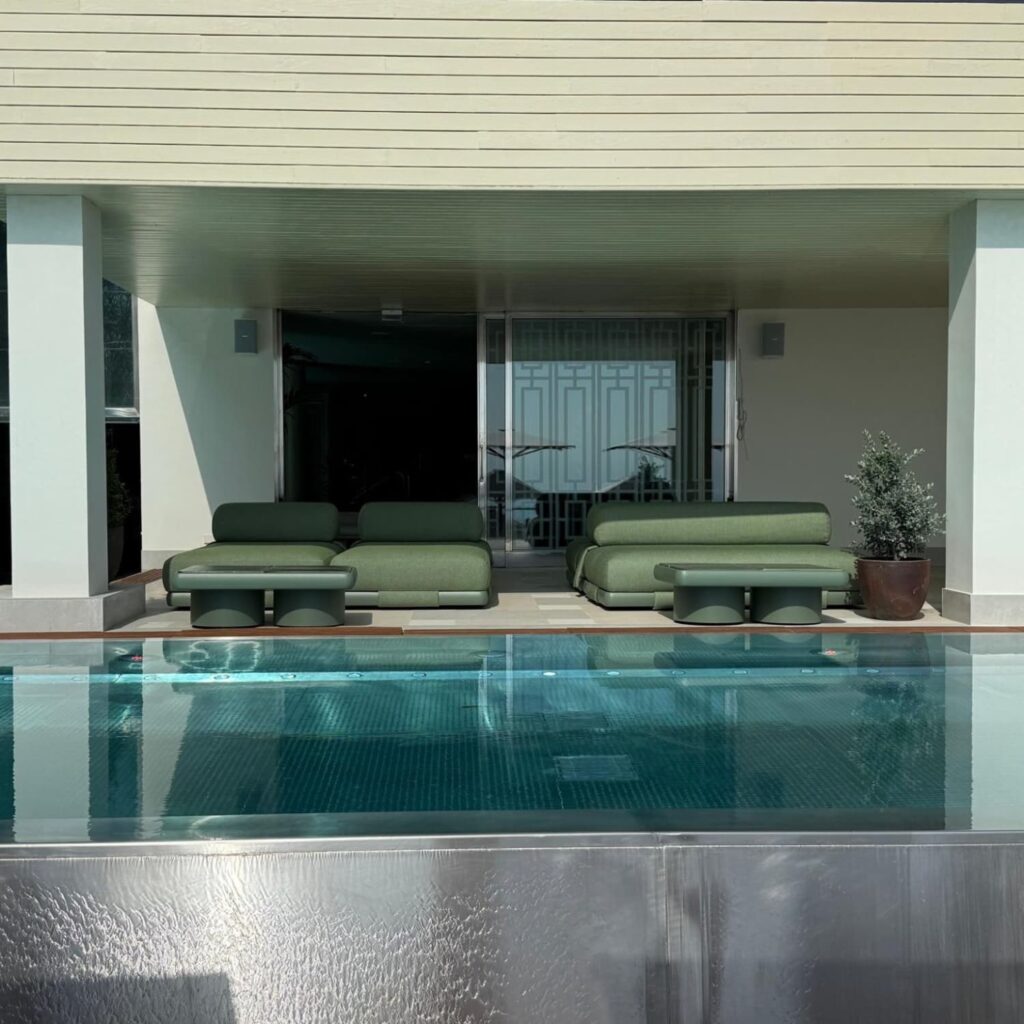 Piscina infinity del Hotel METT Barcelona con sistema de sonido Bose Professional que mantiene una experiencia auditiva premium en exteriores.