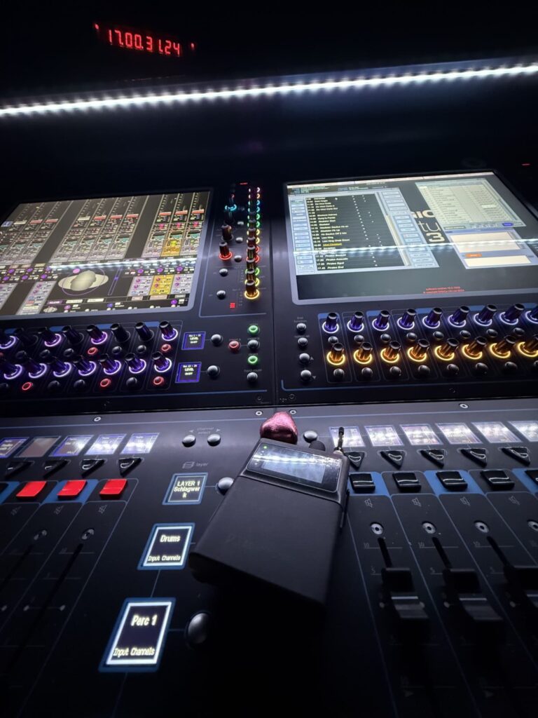 Consola DiGiCo Quantum 338 con interfaz KLANG utilizada en la gira «The World of Hans Zimmer».