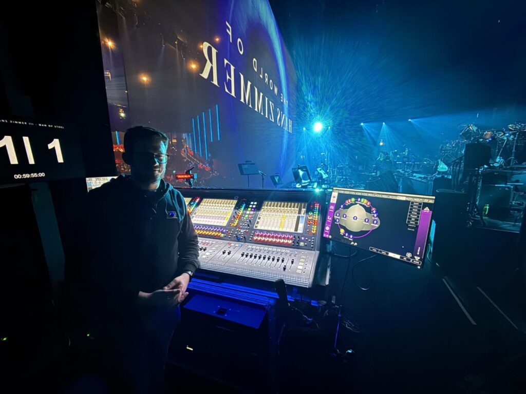Ingeniero de sonido operando sistema KLANG y DiGiCo en «The World of Hans Zimmer», con vista del escenario principal.