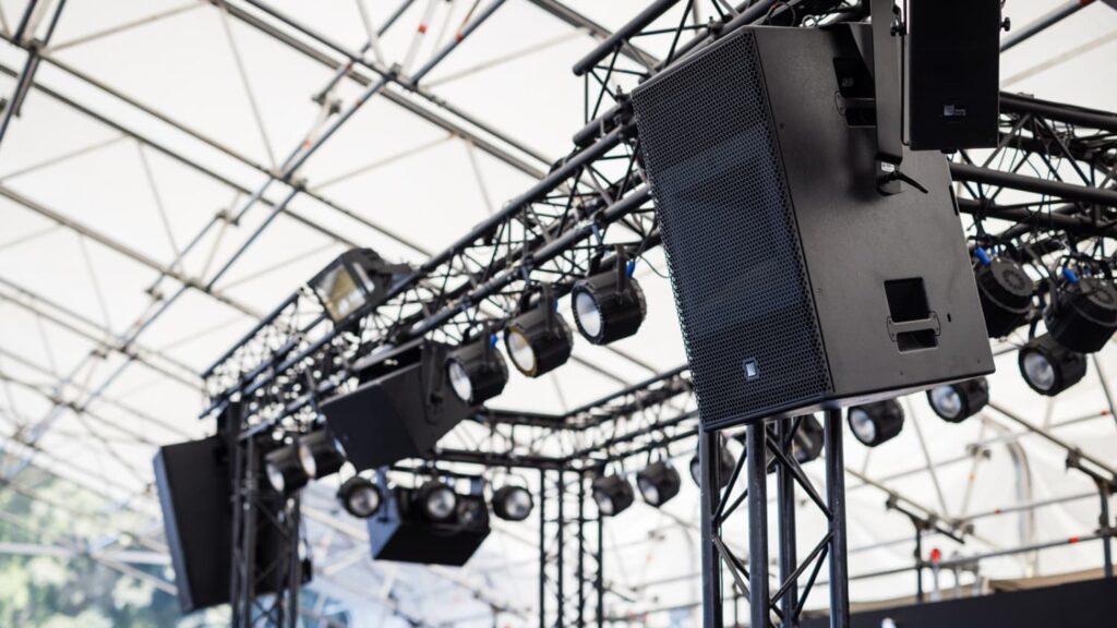 Altavoces Meyer Sound PANTHER instalados en el Festival de Jazz de Montreux, mostrando la tecnología de sonido profesional empleada en los escenarios.