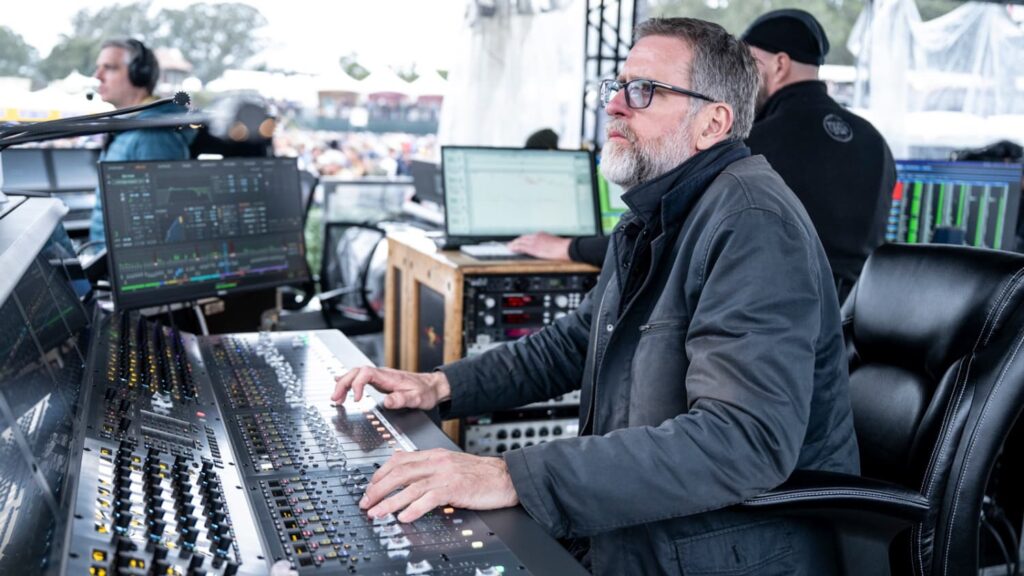 Ingeniero de FOH en Golden Gate operando el sistema Meyer Sound PANTHER