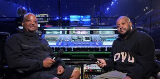 Ingenieros de sonido junto a la consola DiGiCo Quantum852 en la gira de Drake, destacando el control del audio en vivo.