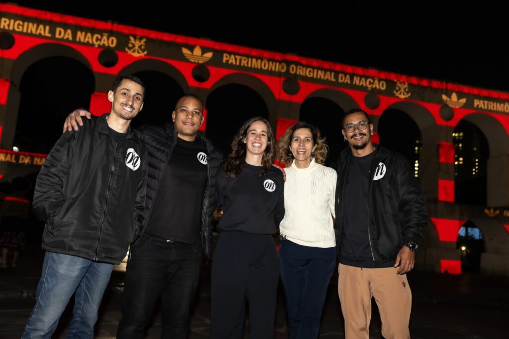 Equipo de ON durante la activación visual con proyectores Christie Griffyn en los Arcos da Lapa, Río de Janeiro, para el lanzamiento de la nueva camiseta del Flamengo.
