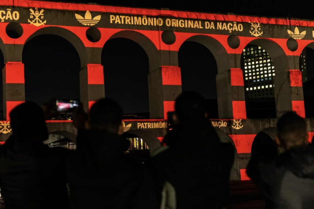 Proyección de los colores rojinegros del Flamengo sobre los Arcos da Lapa, realizada por ON con proyectores Christie Griffyn 4K50-RGB.