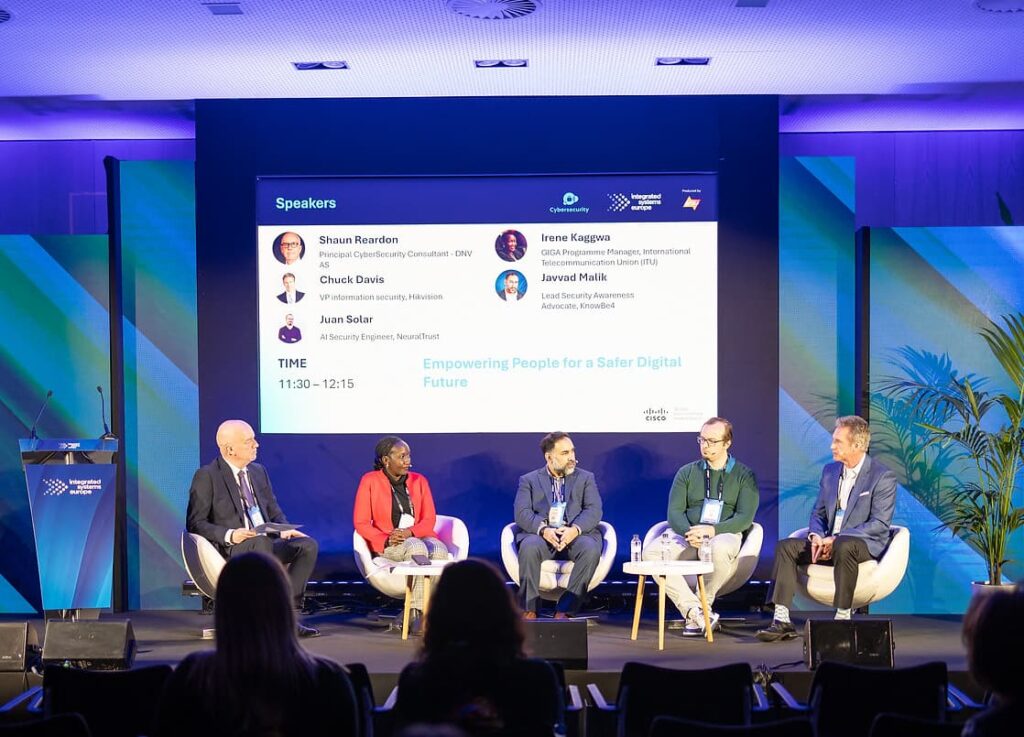 Panel de expertos durante el CyberSecurity Summit de ISE, analizando estrategias de ciberseguridad para el sector audiovisual profesional y la protección de sistemas AV conectados.