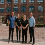 Sound Devices y JH Audio se unen: innovación total en monitoreo inalámbrico y sonido profesional Equipo de Sound Devices y JH Audio frente a las instalaciones de JH Audio en Estados Unidos tras anunciar su unión bajo Audiotonix.