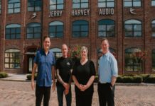 Equipo de Sound Devices y JH Audio frente a las instalaciones de JH Audio en Estados Unidos tras anunciar su unión bajo Audiotonix.