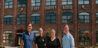 Equipo de Sound Devices y JH Audio frente a las instalaciones de JH Audio en Estados Unidos tras anunciar su unión bajo Audiotonix.