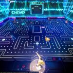 BlackTrax y PAC-MAN LIVE EXPERIENCE: cómo la tecnología de tracking transforma los videojuegos en aventuras inmersivas Vista general de la arena de PAC-MAN LIVE EXPERIENCE en el Arcade Arena Manchester, con jugadores rastreados en tiempo real mediante el sistema BlackTrax de CAST.