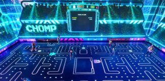 Vista general de la arena de PAC-MAN LIVE EXPERIENCE en el Arcade Arena Manchester, con jugadores rastreados en tiempo real mediante el sistema BlackTrax de CAST.