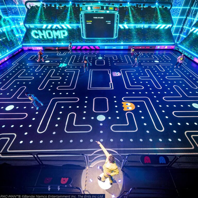 Vista general de la arena de PAC-MAN LIVE EXPERIENCE en el Arcade Arena Manchester, con jugadores rastreados en tiempo real mediante el sistema BlackTrax de CAST.