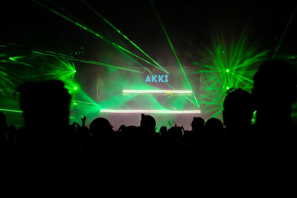 Luces láser y efectos visuales en el festival Limitzz Outdoor con la iluminación de Highlite International.