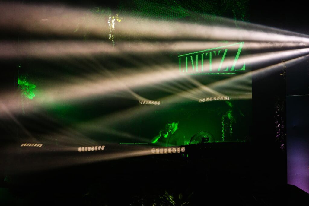 Iluminación dinámica y efectos luminosos del festival Limitzz Outdoor en Onder de Brug.