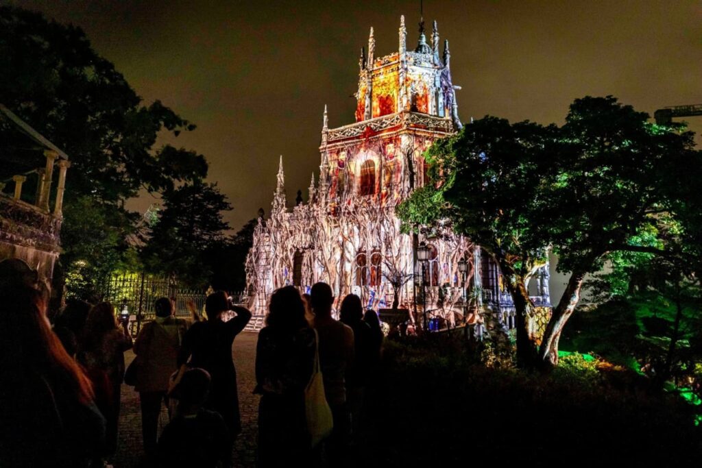 Videomapping de Christie en el Patrimonio Mundial de la UNESCO en la Quinta da Regaleira, Portugal, con proyectores láser 1DLP Serie HS que iluminan la arquitectura histórica.