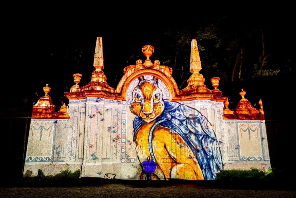 Videomapping de Christie en el Patrimonio Mundial de la UNESCO en la Quinta da Regaleira, Portugal, con proyectores láser 1DLP Serie HS que iluminan la arquitectura histórica.