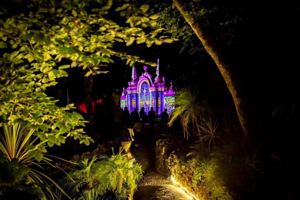 Proyección artística de Christie en el Patrimonio Mundial de la UNESCO de la Quinta da Regaleira en Sintra, Portugal, durante la experiencia inmersiva Festina Lente de Vortice Dance Company.
