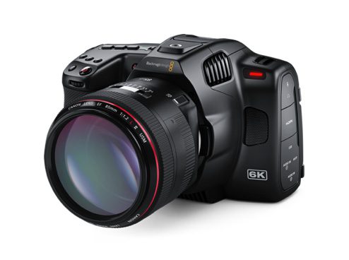 Cámara Blackmagic Pocket Cinema Camera 6K Pro con objetivo montado, vista en ángulo mostrando controles laterales y diseño ergonómico.