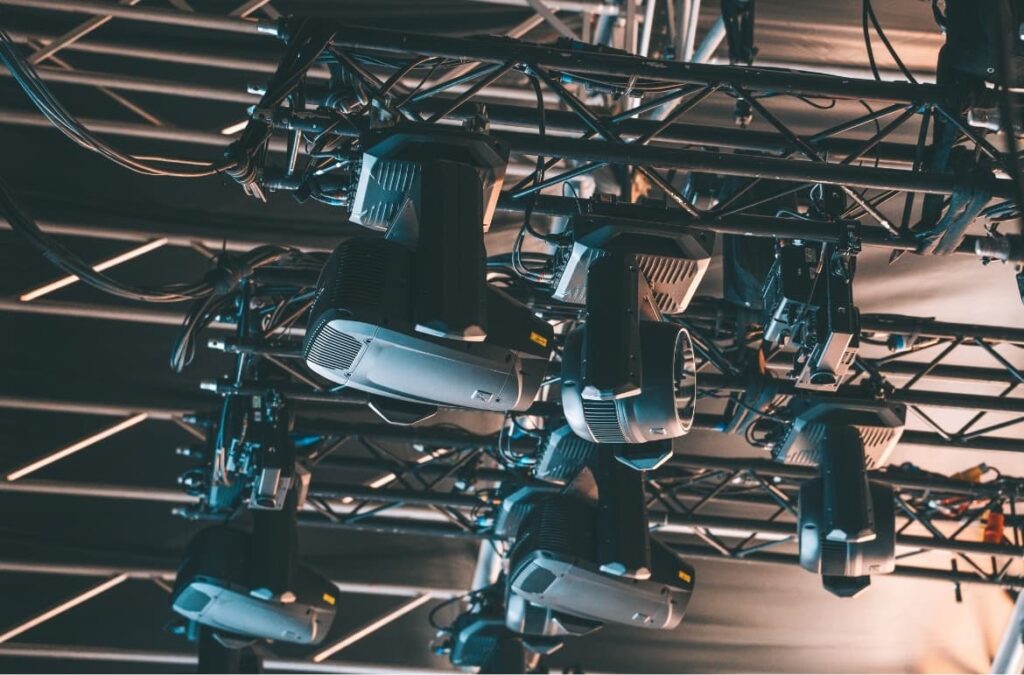 Equipos de iluminación profesionales montados en estructura truss durante Boomtown Festival 2025