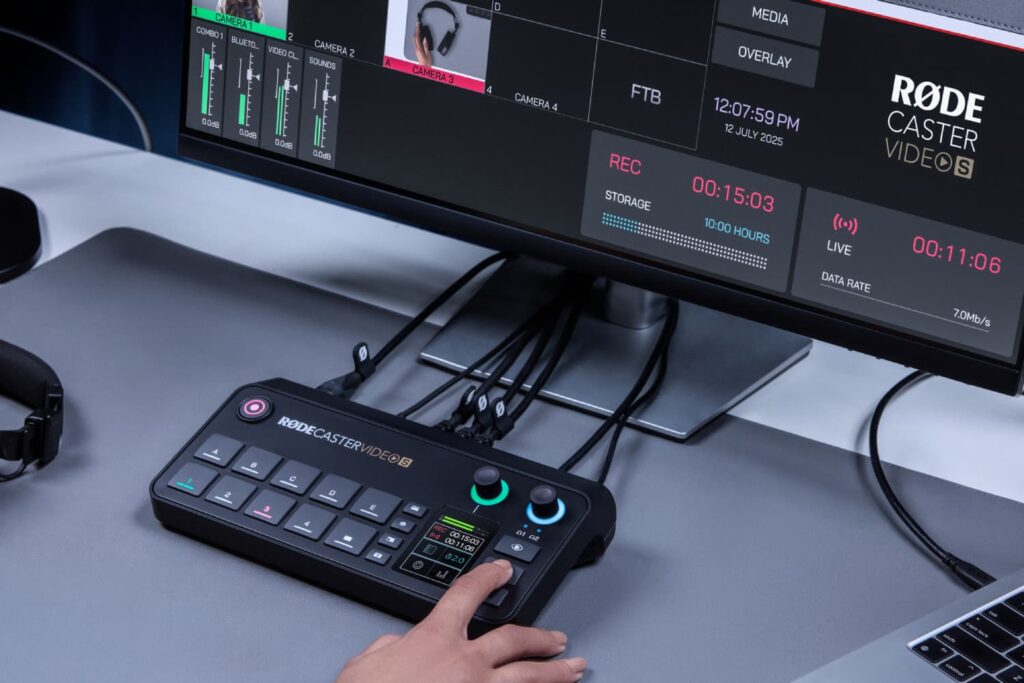 Detalle de la consola RØDECaster Video S de RØDE conectada a monitor con interfaz de grabación y streaming profesional.