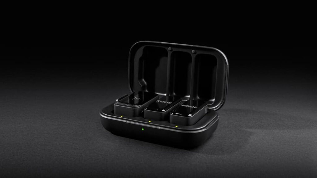 Estuche de carga del Wireless Micro Camera Kit de RØDE con dos transmisores y un receptor inalámbrico — audio profesional para creadores de contenido.