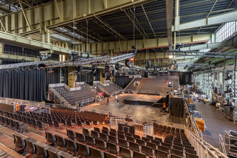 Sennheiser Spectera en Jesucristo Superstar durante el montaje técnico en el Hangar 4 de Tempelhof, con infraestructura escénica preparada para una producción teatral de gran formato.