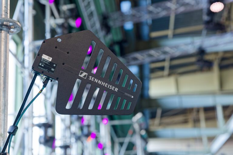 Antena del sistema Sennheiser Spectera en Jesucristo Superstar instalada en el Hangar 4, optimizada para audio inalámbrico profesional en entornos escénicos complejos.