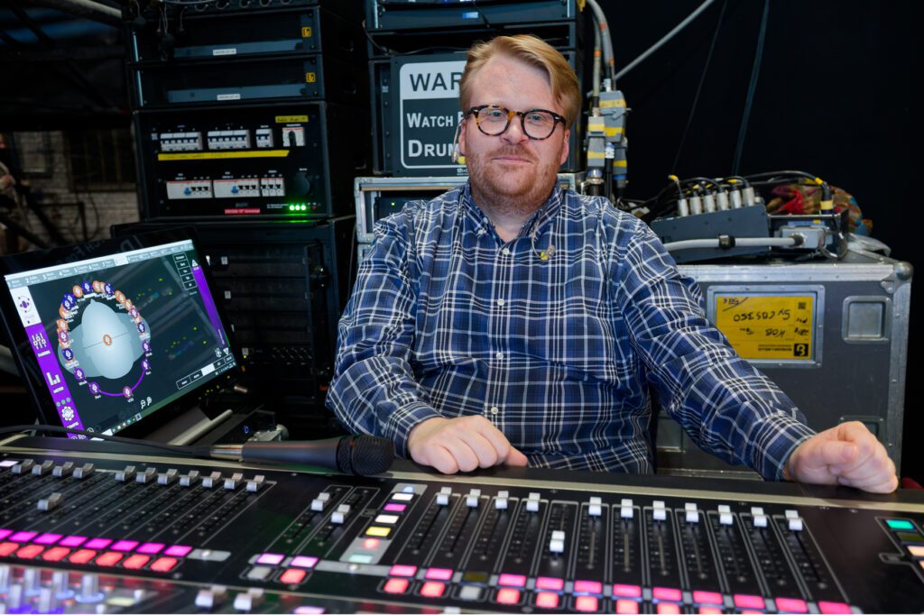 Kaspar Schwabe de la Komische Oper de Berlín manejó la consola de monitorización