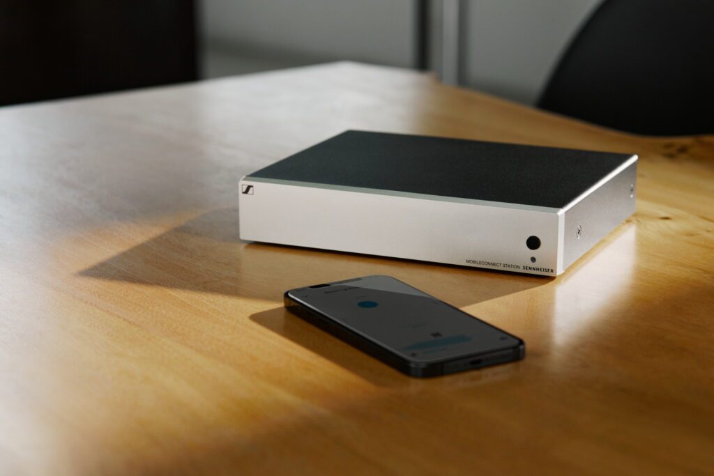 Sennheiser MobileConnect Station utilizada para escucha asistida por smartphone en entornos educativos y corporativos