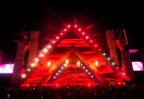 PANTHER de Meyer Sound en el Barbarella Festival 2025, sistema line array de gran formato ofreciendo sonorización de alto impacto para miles de asistentes en un festival al aire libre.