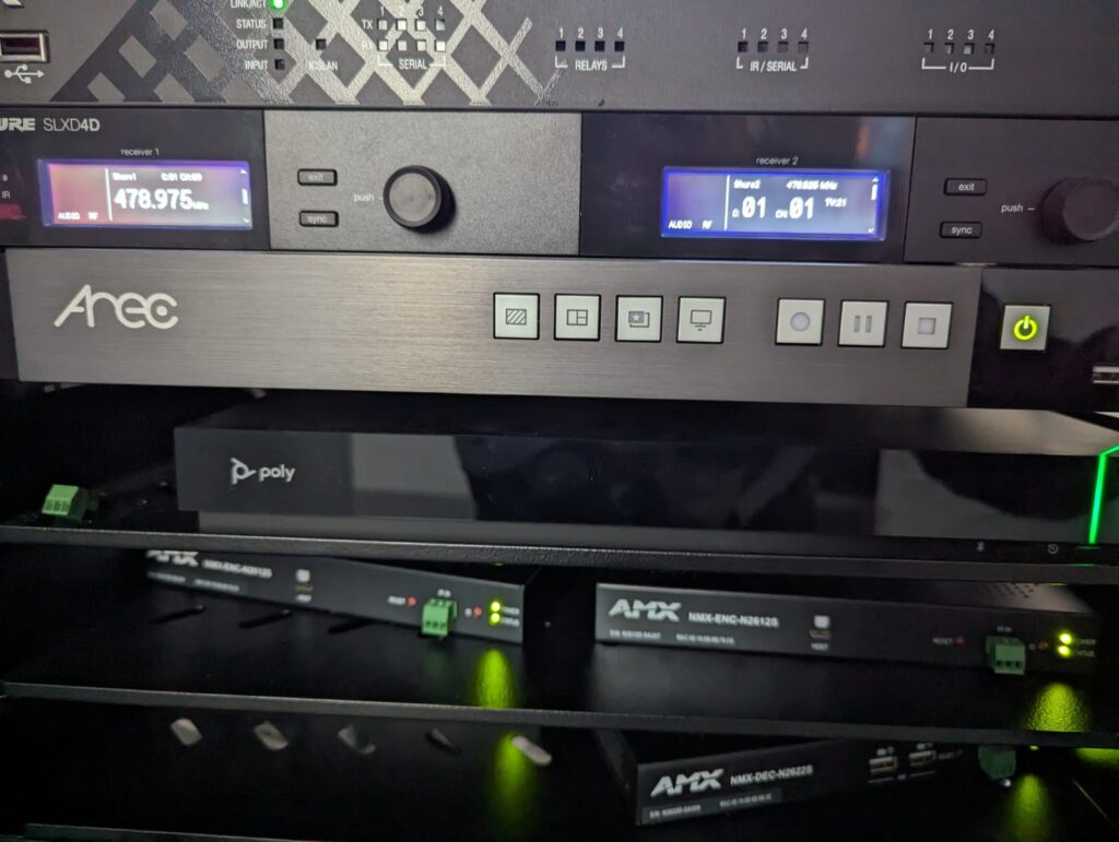 Sistema AREC LS-200 integrado en rack audiovisual para grabación y streaming de clases universitarias