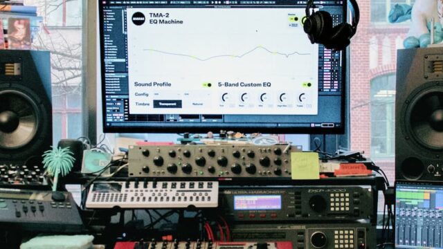 Interfaz de EQ Machine de AIAIAI en DAW sobre portátil