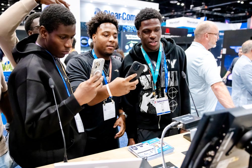 InfoComm 2026: asistentes exploran tecnología Pro AV e integración audiovisual en la zona de exposición.