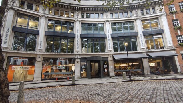 Christie en el Building Centre de Londres transforma el principal espacio arquitectónico del Reino Unido con proyectores Serie Jazz 4K1600-JS en pantalla en L de 15 metros.