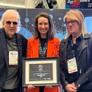 Equipo de Neumann en NAMM 2026 durante la entrega del reconocimiento TECnology Hall of Fame.