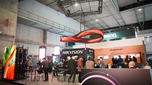 Stand de Hikvision en ISE 2026 con soluciones LED, cartelería digital y ecosistema ProAV con IA