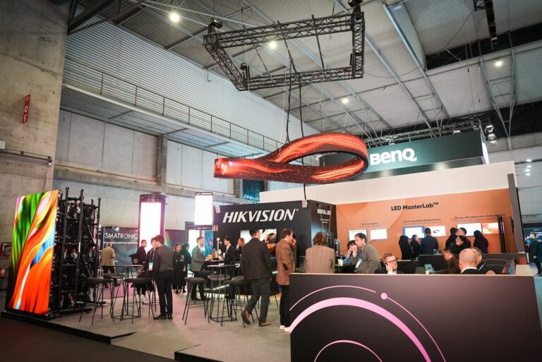 Stand de Hikvision en ISE 2026 con soluciones LED, cartelería digital y ecosistema ProAV con IA