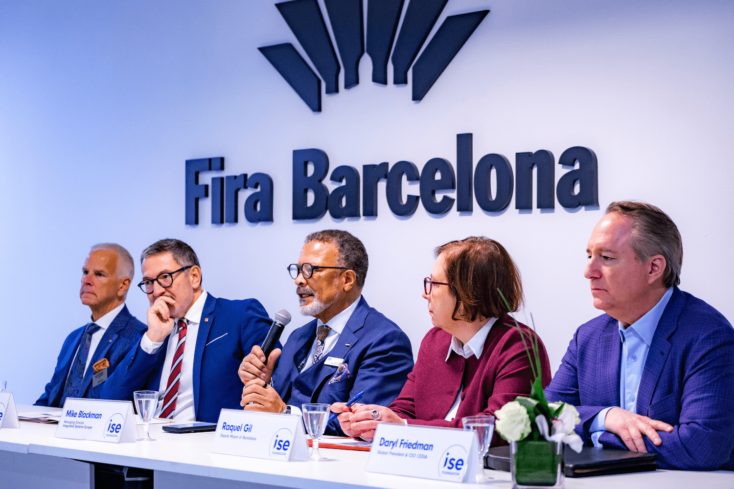 Panel de ponentes en la presentación de ISE Foundation en Fira Barcelona con representantes de ISE, AVIXA, CEDIA e instituciones locales