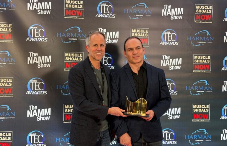 Representantes de Sennheiser recibiendo el Premio NAMM TEC 2026 por el micrófono MD 421 Kompakt