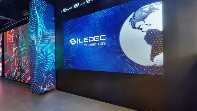 LEDEC Technology en España: instalación de pantallas LED profesionales de gran formato para comunicación audiovisual en interiores.