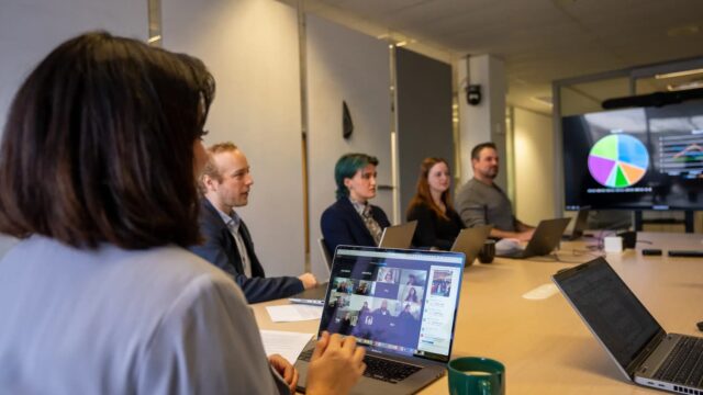 Quorum de Ross Video en una reunión híbrida corporativa con participantes presenciales y remotos en videollamada