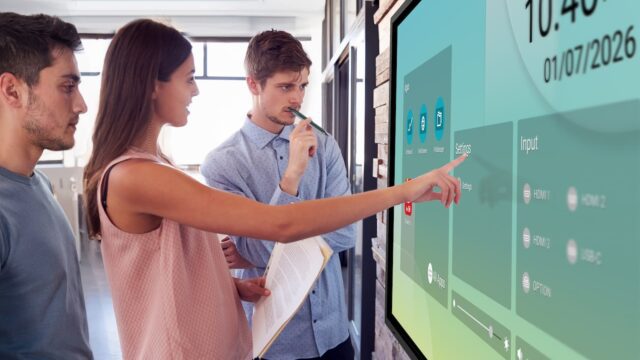 Sharp LB3 en ISE 2026: pantalla interactiva profesional para colaboración en reuniones, educación y señalización táctil.
