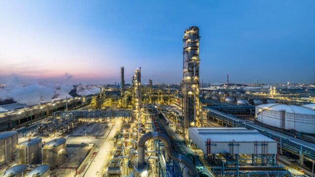 Refinería industrial con infraestructura de gran escala, entorno donde las soluciones de megafonía industrial de SeeSound garantizan comunicación crítica y operativa continua.