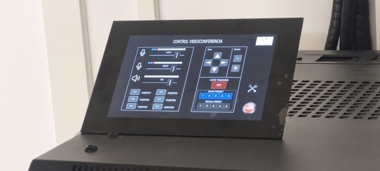 Panel de control de videoconferencia en la hiperaula Universidad de Granada con integración audiovisual y sistema de gestión de sala.