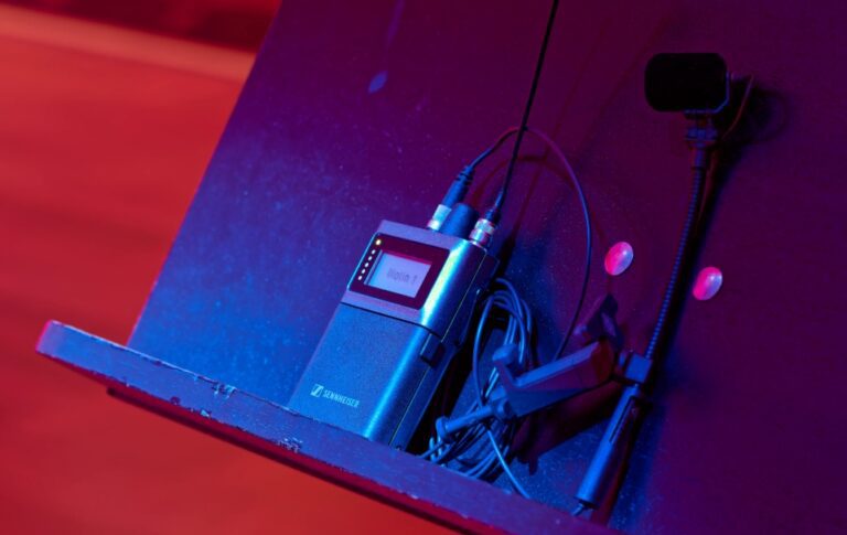 Sennheiser Spectera en gira de música clásica: petaca Spectera SEK conectada para microfonía, montada en el escenario.