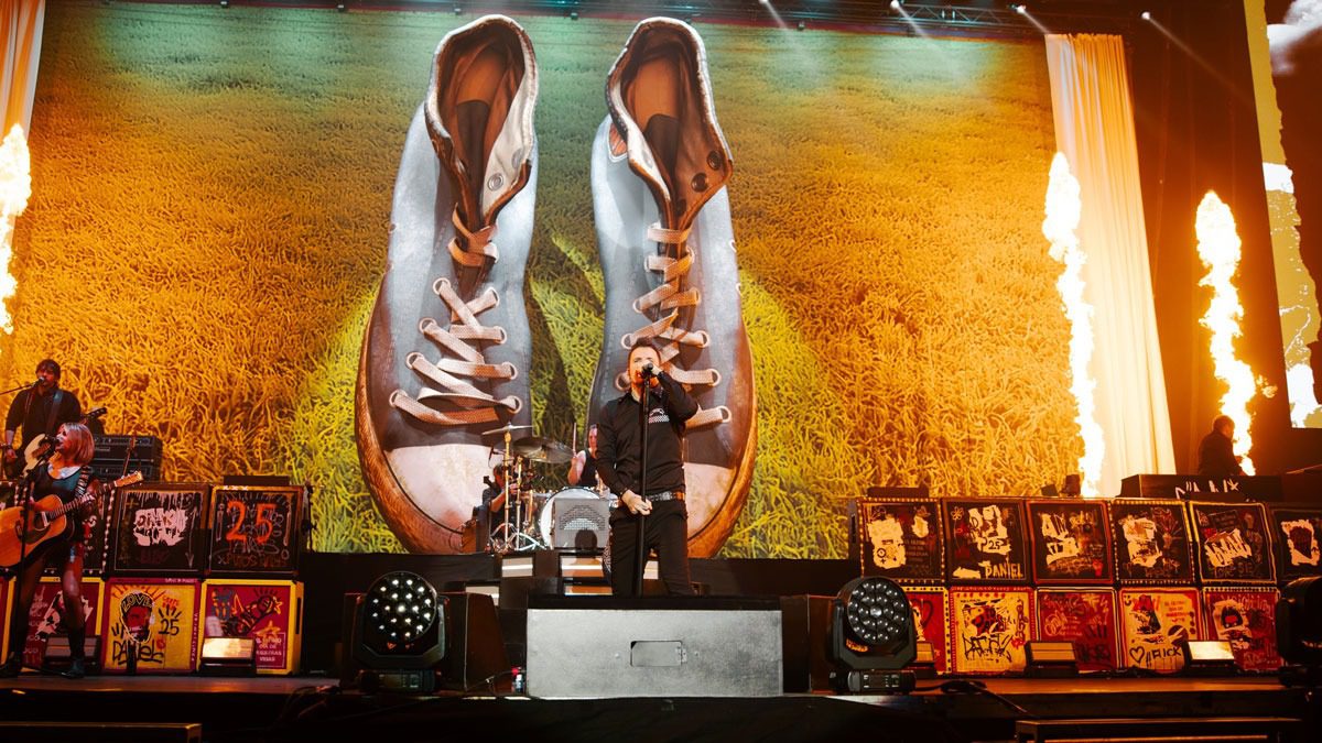 Dani Martín con PANTHER y DiGiCo Quantum 338 en directo en el Movistar Arena con gran pantalla de fondo y efectos de fuego